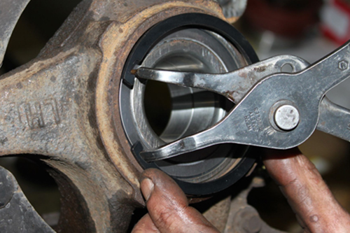 Mazda 3 (2014–2019): Wheel Bearing Replacement—Diagnosis, Press vs Bolt-On and Hub Torque