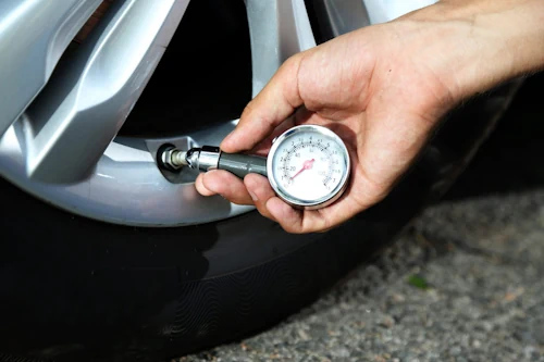 Proper tire gauge positioning on valve stem