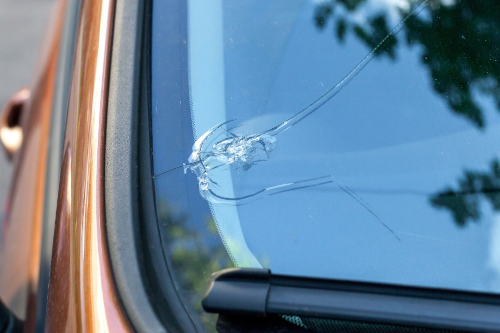 Windshield Cracks: Repair or Replace? Types, Safety, and Cost of Risk